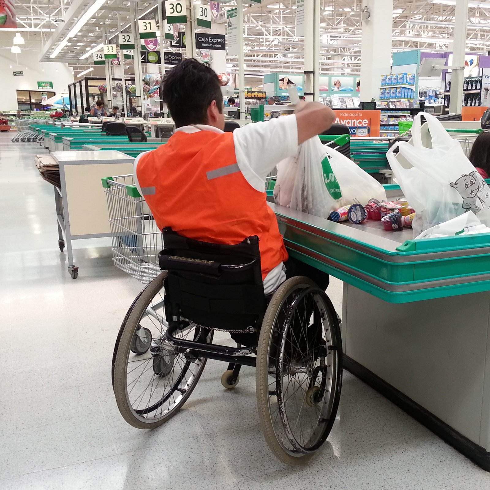 trabajador en silla de ruedas en supermercado