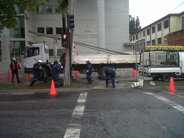 operarios retirando cable tensor ubicado en medio de un rebaje peatonal