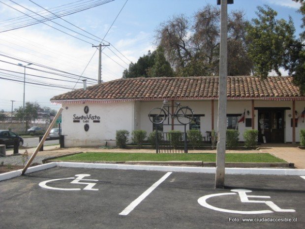 dos estacionamientos para personas con discapacidad uno de ellos con un poste en la mitad