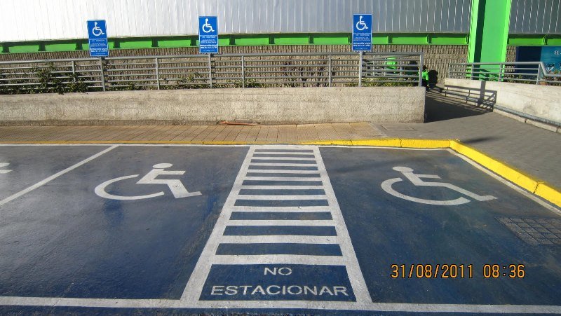 Mejorando el diseño, reglamento y fiscalización de los estacionamientos reservados para personas con discapacidad