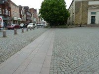 espacio público con pavimento de adoquines y una ruta de pavimento liso