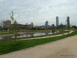 vista a una laguna y senderos de maicillo