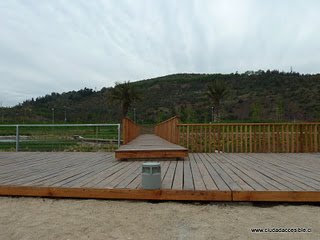 acceso al deck que rodea la laguna con peldaños