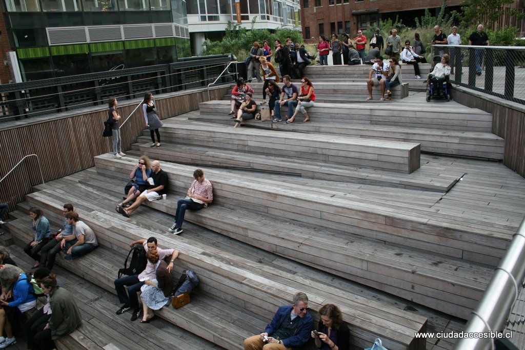 Anfiteatro con rampa y escaleras que permiten la circulación a todos