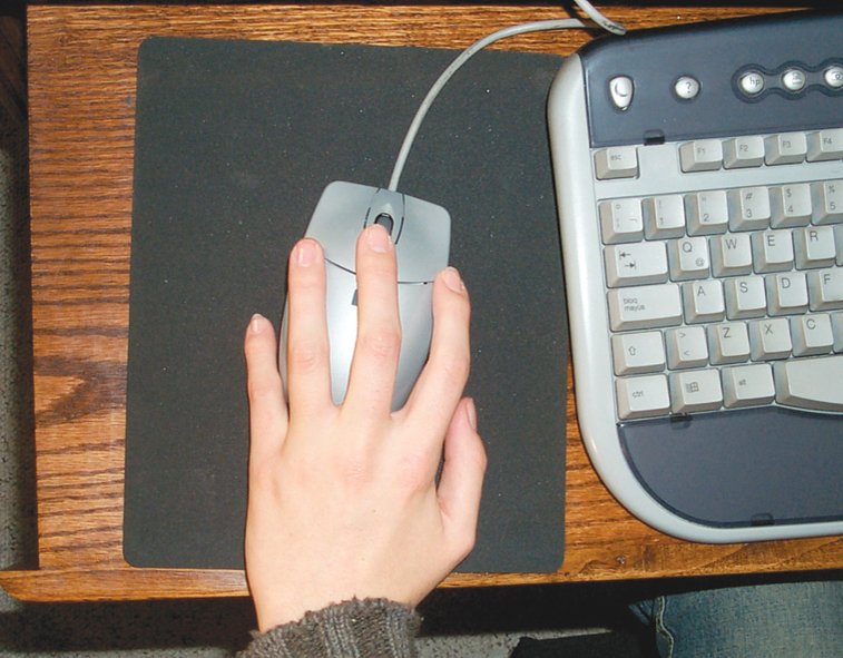 mano izquierda operando un mouse de computador