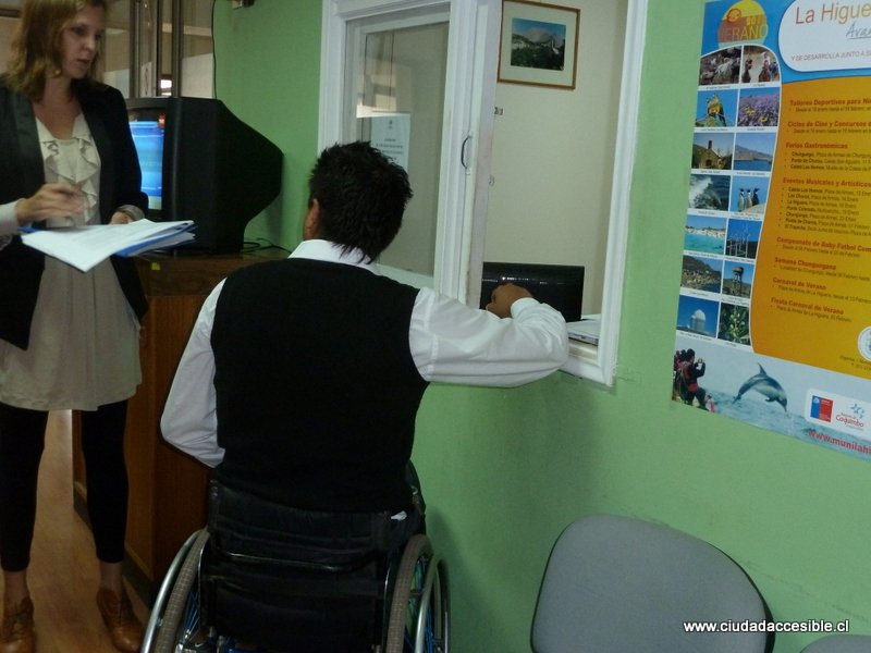 Mesón de atención de oficina de partes a una altura adecuada para personas en silla de ruedas