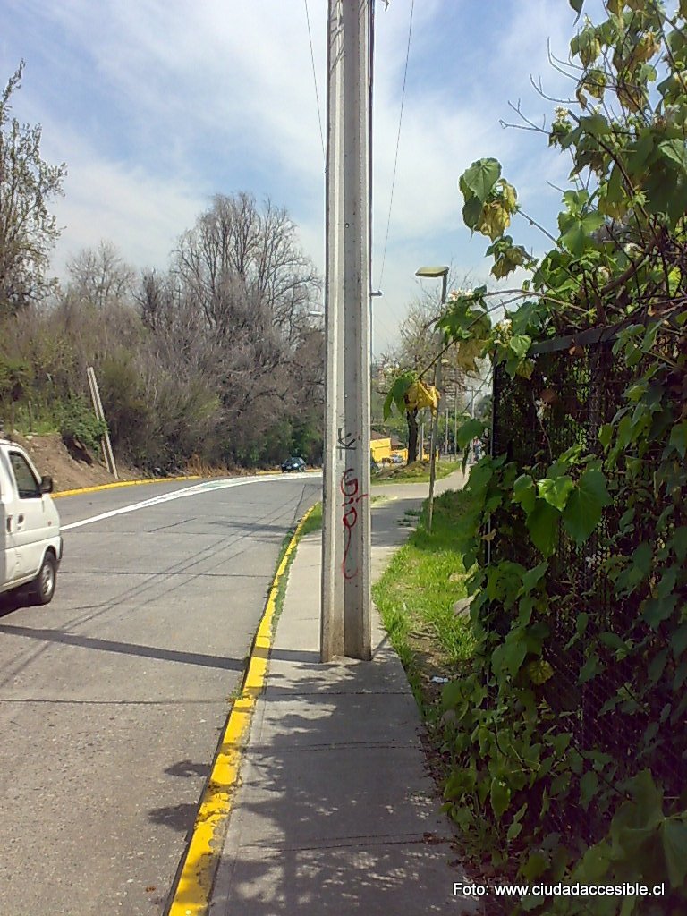 justo al centro bloqueando el paso a una silla de ruedas