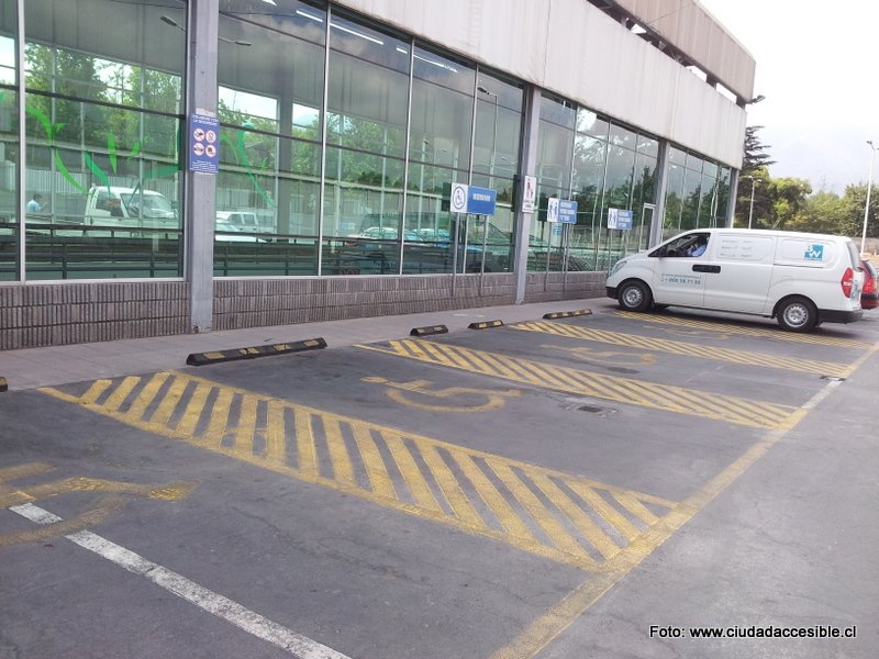 Estacionamientos para personas con discapacidad en Homecenter_ después