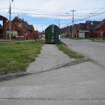 contenedor de basura bloqueando vereda. No es uno son varios...