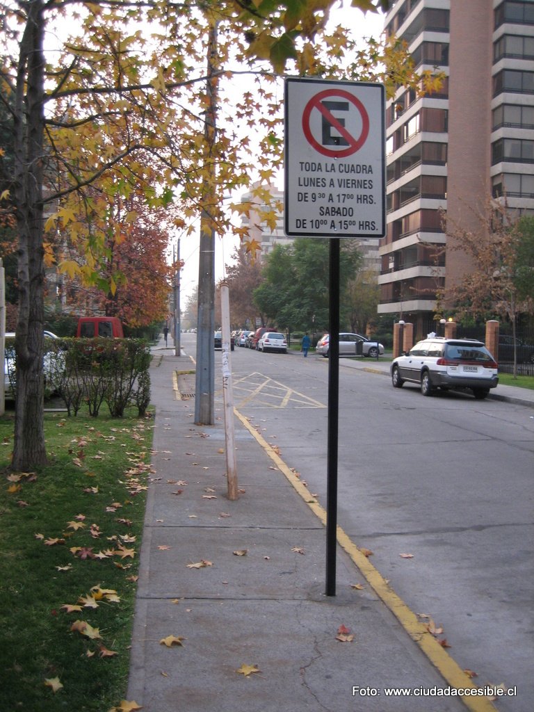 señalización vertical, poste y tirante sobre vereda