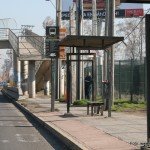 paradero, postes, tirantes, pasarela...todo sobre el espacio de circulación peatonal