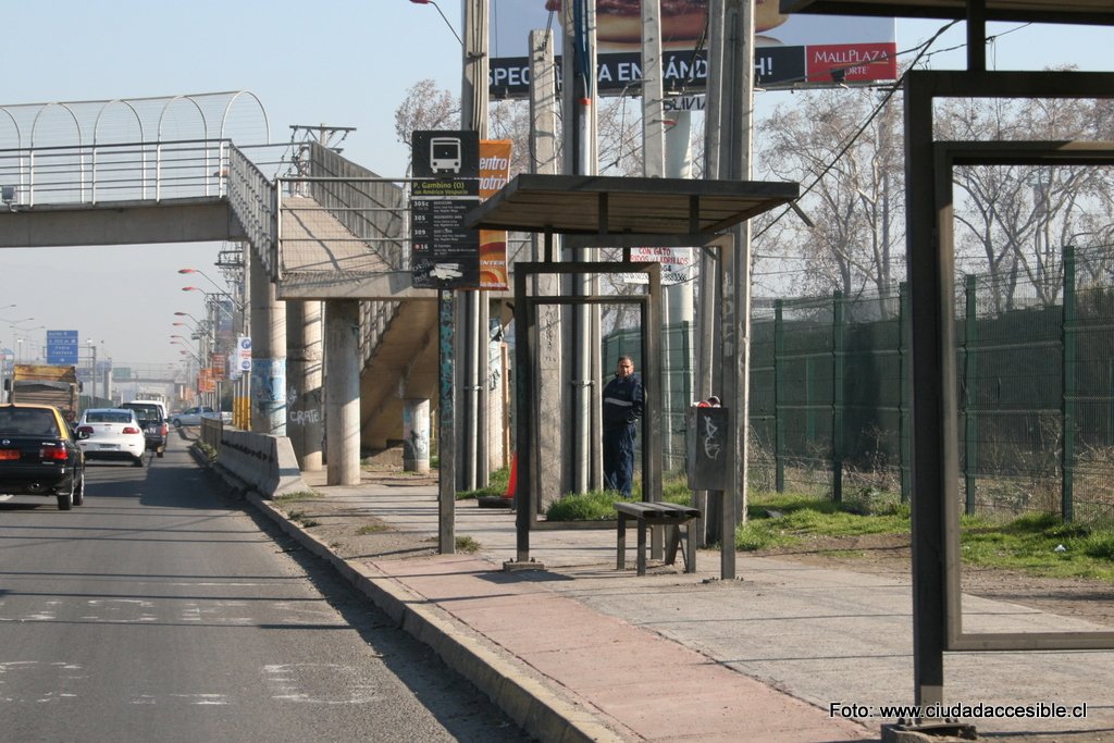 paradero, postes, tirantes, pasarela...todo sobre el espacio de circulación peatonal