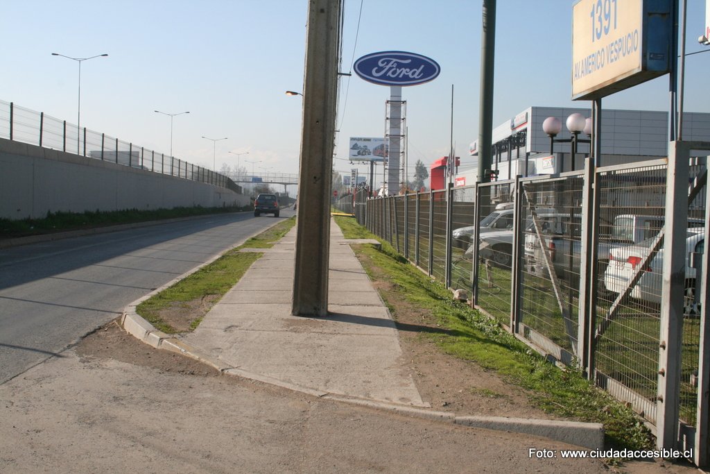 poste estratégicamente colocado al centro de la vereda y del rebaje en el cruce