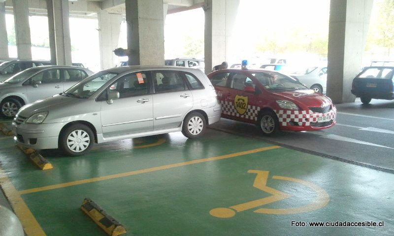 Inspectores municipales infraccionando a persona que hace mal uso de estacionamientos reservados para personas con discapacidad