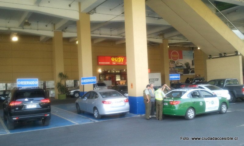 Carabineros infraccionando a persona que hace mal uso de estacionamientos reservados para personas con discapacidad