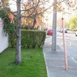 Vereda con poste y tirante, no queda espacio para una silla de ruedas