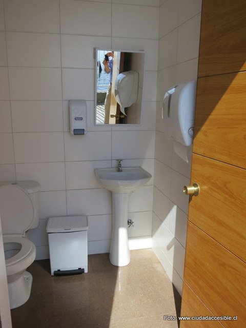 interior de los baños de uso público
