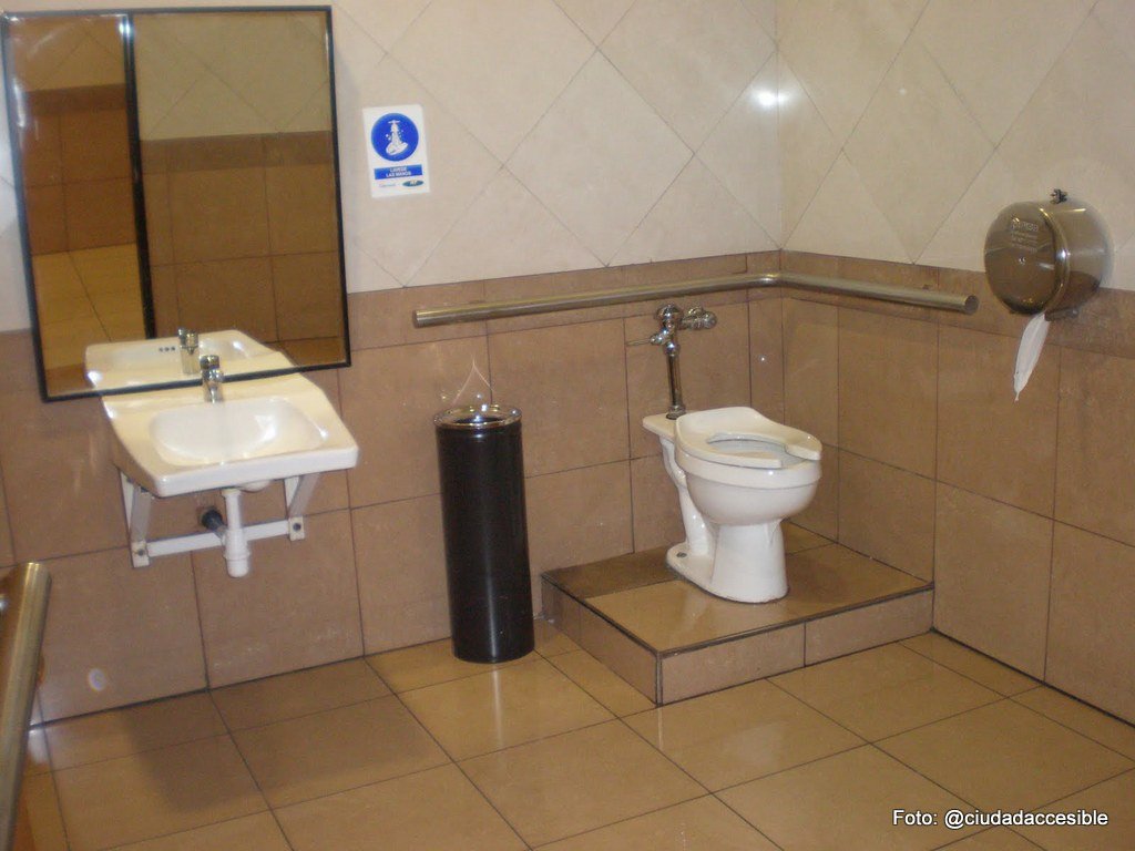 Baño centro comercial Portal La Reina