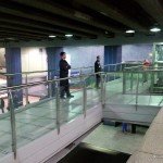 Ruta accesible hacia ascensores en el interior de estación