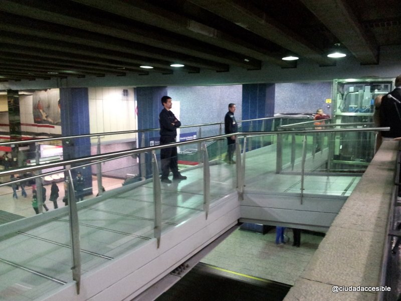 Ruta accesible hacia ascensores en el interior de estación