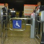 Puerta flap automática para hacer ingreso a ascensor nivel boletería - andén