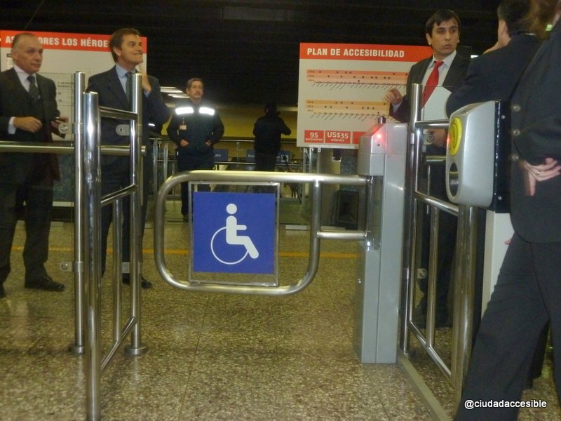 Puerta flap automática para hacer ingreso a ascensor nivel boletería - andén