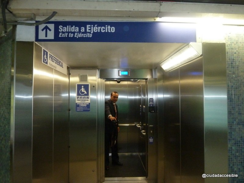 Ascensor en el interior de estación Los Héroes