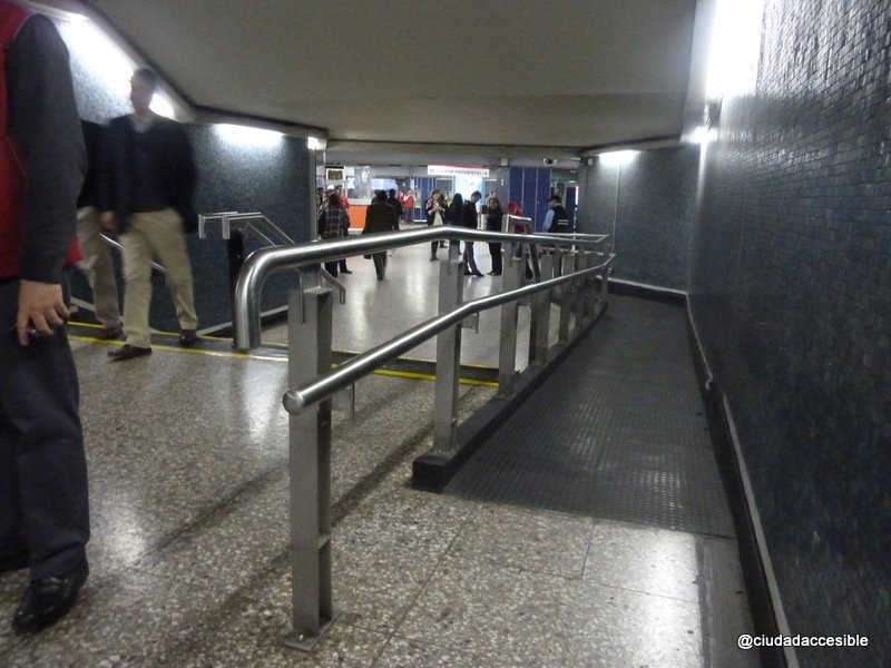 Rampa camino a boleterías que salva desnivel en la ruta