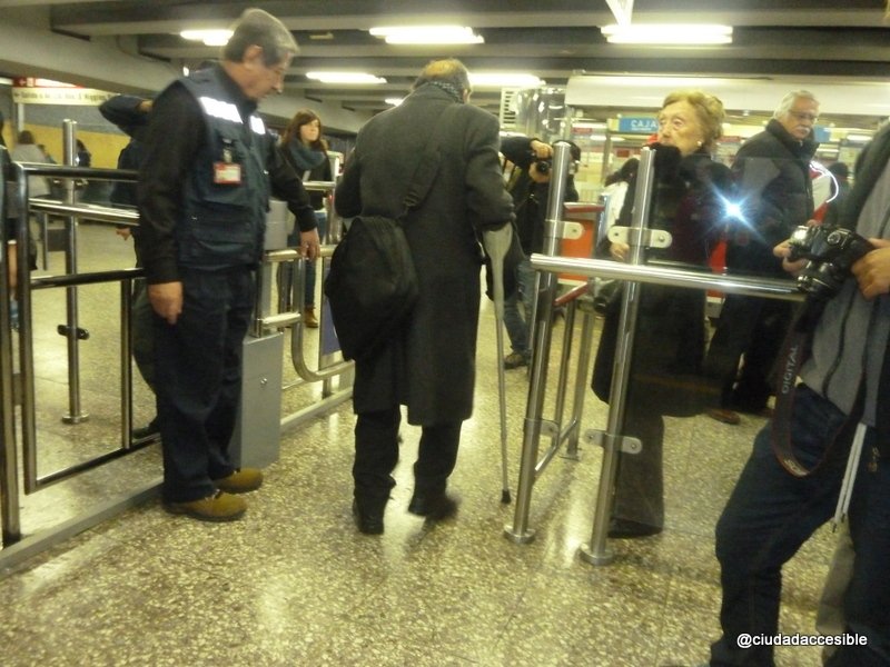 Primer usuario a pocos minutos de inaugurada la accesibilidad en la estación