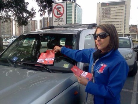 Un vehículo mal estacionado en Mall Plaza Trébol. (Senadis)