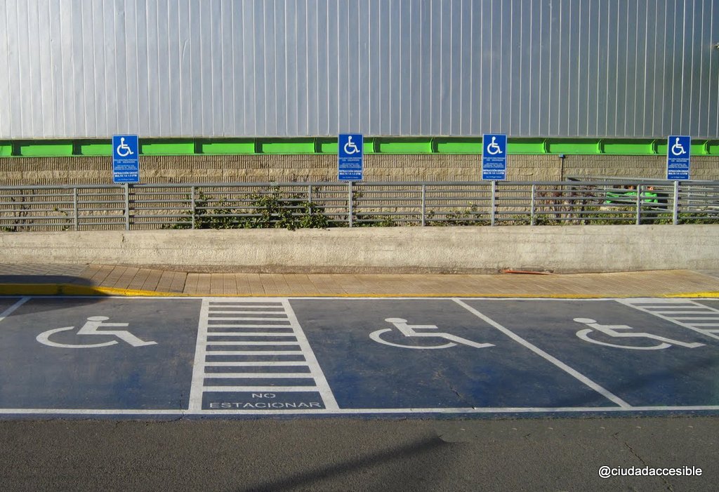 Estacionamiento para personas con discapacidad Lider Tomás Moro