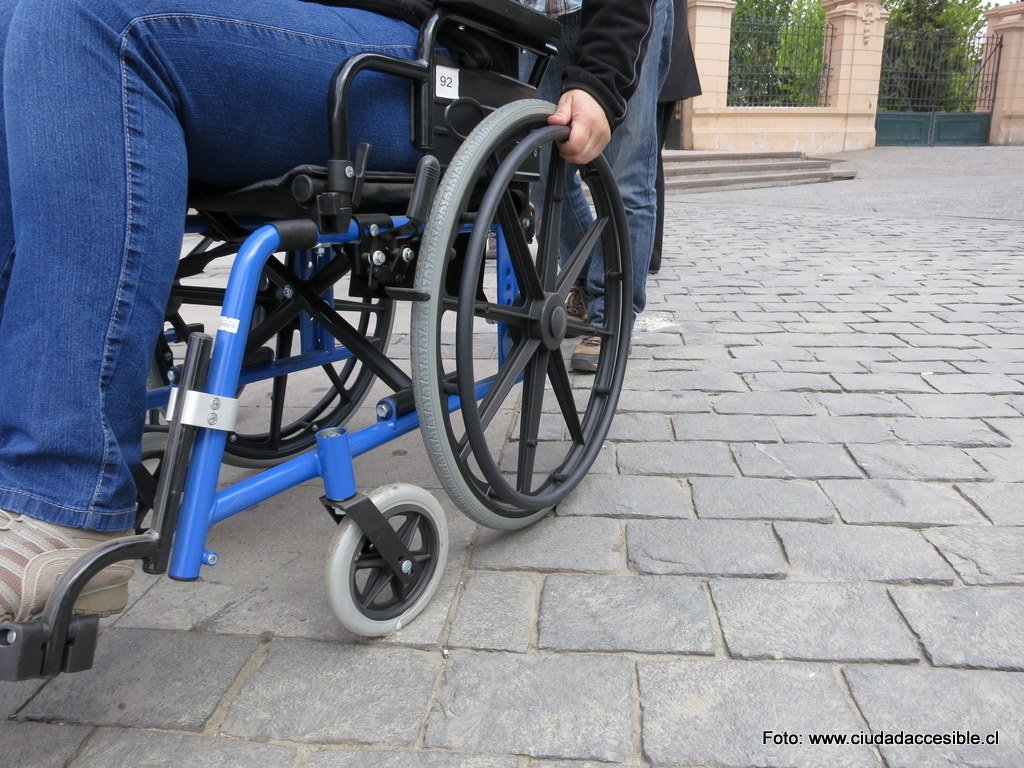 Difícil circular sobre adoquines en silla de ruedas