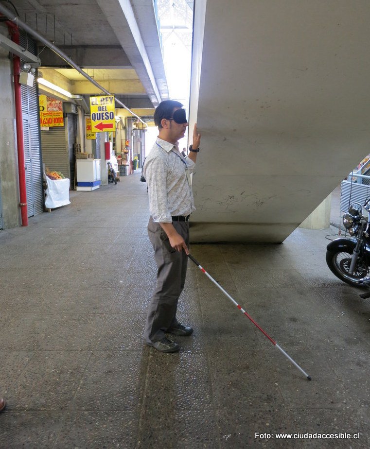 escalera sin protecciones son potenciales accidentes para personas ciegas