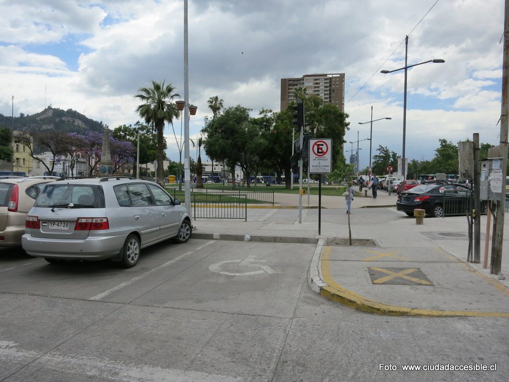 estacionamiento para personas con discapacidad de ancho incorrecto