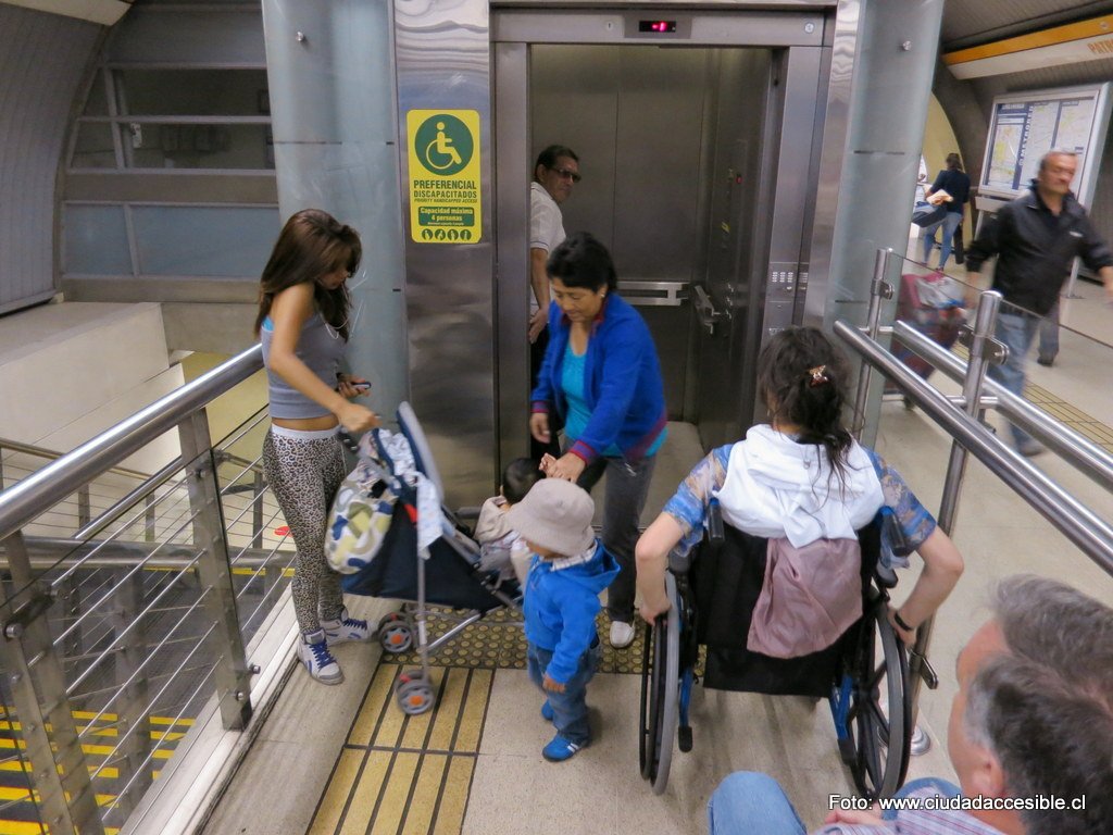 coche de niños y silla de ruedas, los espacios se hacen chicos