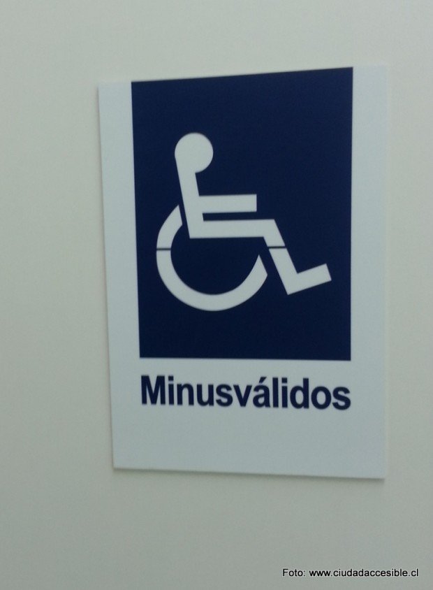 Baños accesibles de Pronto Copec con palabra Minusválidos