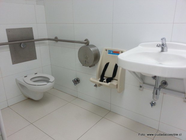 Baño accesible en Pronto Copec