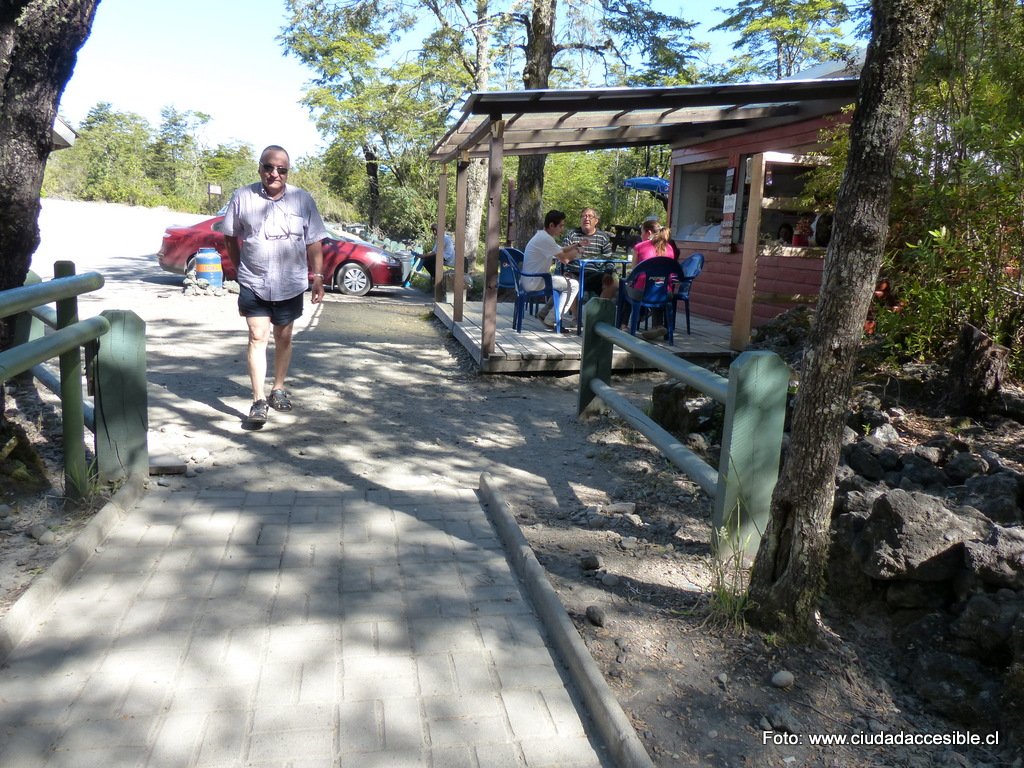 Acceso a sendero y Cafetería