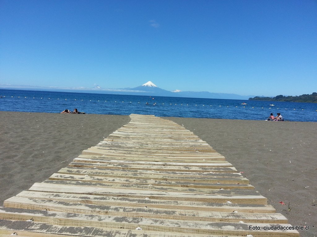 pasarela de acercamiento al borde del lago frutillar