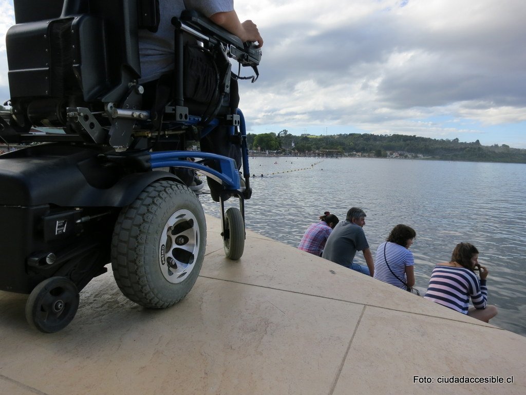 terraza exterior sin protección en teatro del lago frutillar