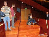 pasillo y espacio de sillas de rueda en sala de teatro del lago frutillar
