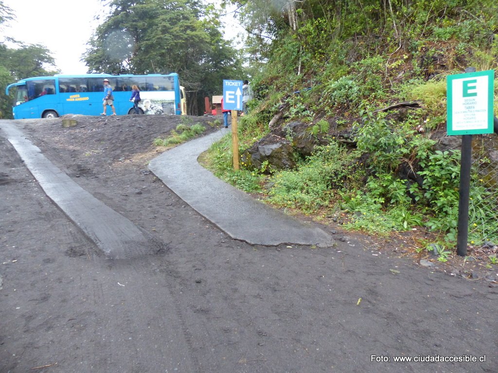 Circulación de Estacionamientos a acceso Saltos del Petrohué