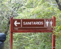 Señalización baños en Saltos de Petrohué