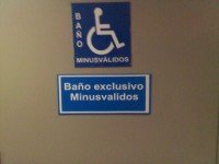 Baño en supermercado mal señalizado. Es un "baño accesible" no "minusválido"