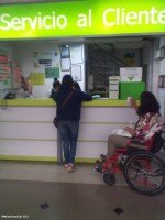 Mesón de servicio al cliente inaccesible desde una silla de rueda