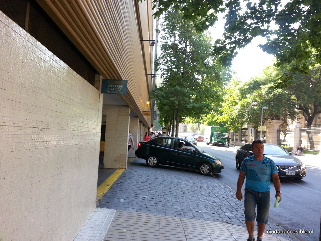 Salida de edificio de estacionamiento. Se cambia pavimento a gusto particular