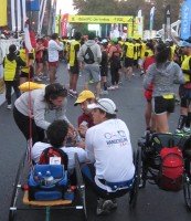 deportistas, algunos de ellos en silla de ruedas en la previa de la partida