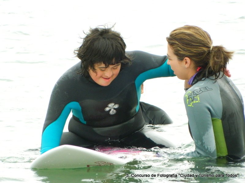 Segundo Premio "Surf para todos" Una joven aprende a manejar una tabla de surf y a disfrutar del mar con la ayuda del Club de Surf Antofagasta