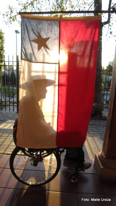 bandera chilena y silueta de silla de ruedas