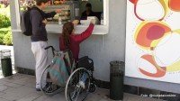 kiosko y altura de atención, demasiado alto para una silla de ruedas